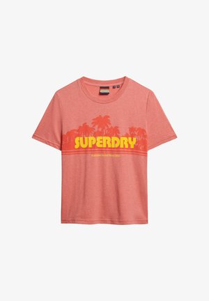 Rode gemêleerde katoenen t-shirt met "SUPERDRY" in vetgele lettertype, palmboom graphic, ronde halslijn en korte mouwen.
