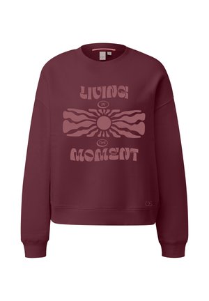 Burgunderfarbener Sweatshirt mit gerippten Bündchen und Saum. Verfügt über ein großes, hellrosa Grafikdesign mit dem Text "LIVING IN THE MOMENT" und einem Sonnendesign.