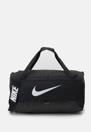 Čierna športová taška s hladkou textúrou, obsahujúca dvojité rukoväte, odnímateľný ramenný popruh a výrazné biele logo Nike swoosh.