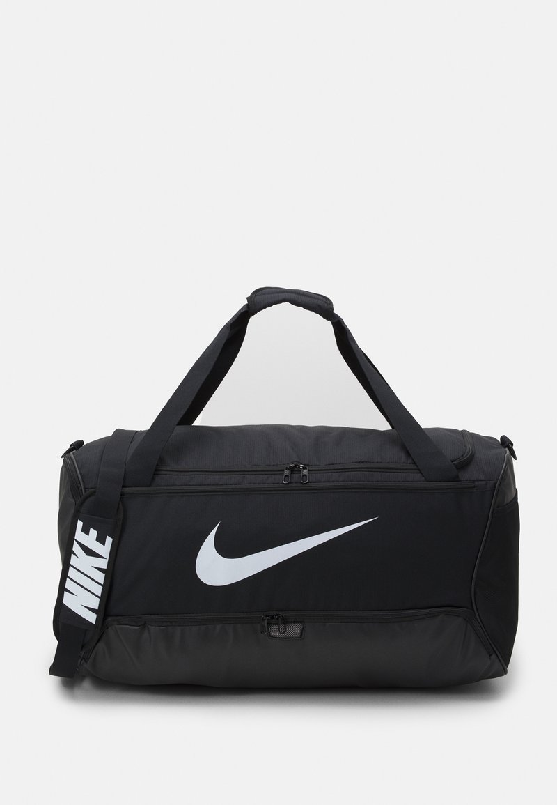 Mala de desporto preta com uma textura suave, apresentando alças duplas, uma alça de ombro removível e um proeminente logótipo swoosh branco da Nike.