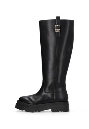 Botte noire en cuir, montant jusqu’au genou, avec semelle épaisse, boucle décorative sur la tige supérieure et détails de surpiqûre discrets.