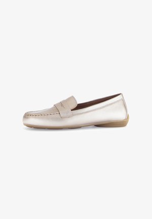 Metallisch goldene Slipper mit runder Spitze, gesteppten Details und einem dekorativen Vorderband. Eine glatte Ledertextur und Gummisohle.
