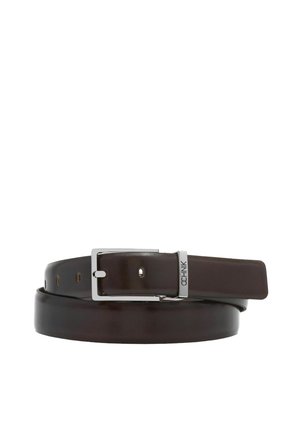 Brązowy skórzany pasek o błyszczącym wykończeniu, z metalową, srebrną sprzączką i akcentem z logo; posiada widoczne otwory do regulacji rozmiaru.