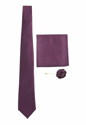 Lila Herrenkrawatte, passendes Einstecktuch und eine lila Stoffblumen-Anstecknadel mit goldenem Stiel auf weißem Hintergrund.