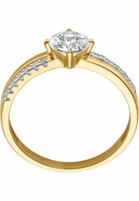 Guld ring med en centralt placerad klar ovalslipad sten, med mindre stenar infattade längs ena sidan av banden för extra detaljer.