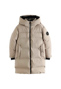 Beige Daunenjacke mit Kapuze, ausgestattet mit einem Frontreißverschluss, Logo-Details und einem gesteppten Stoff. Schwarze Akzente an den Ärmeln und dem inneren Rand.