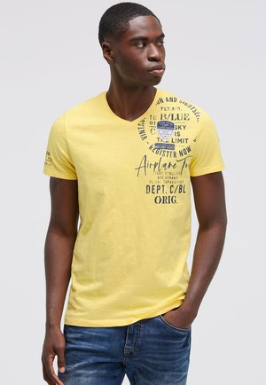V-NECK MIT USED PRINTS UND PATCHES - Print T-shirt - yellow sun