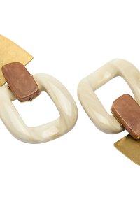 Duże wiszące kolczyki z beżowymi marmurkowymi ogniwami z żywicy, brązowymi prostokątnymi akcentami i matowym złotym detalem.