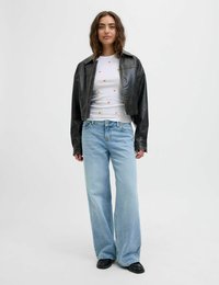 Must-haves mustra must katse nahk-jakk valge särgi üle, millel on erksad oranž südame mustrid, sobitatud heledad sinised laiad püksid ja mustad kingad.