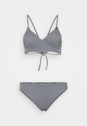 Gestreepte bikiniset in marineblauw en wit. De bralette heeft verstelbare bandjes en een strikdetail, met bijpassende low-rise onderbroekjes. Gladde textuur.