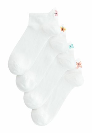 Patru perechi de șosete albe până la gleznă, fiecare având brodată o mică fluture în culori diferite aproape de margine.