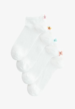 Vier Paar weiße Knöchelsocken, jeweils mit einem kleinen, in verschiedenen Farben eingestickten Schmetterling nahe der Manschette.