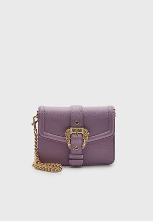 Petit sac en cuir violet texturé avec boucle tête de lion dorée et bandoulière chaîne, forme rectangulaire, fermeture rabat et marque Versace Jeans Couture.