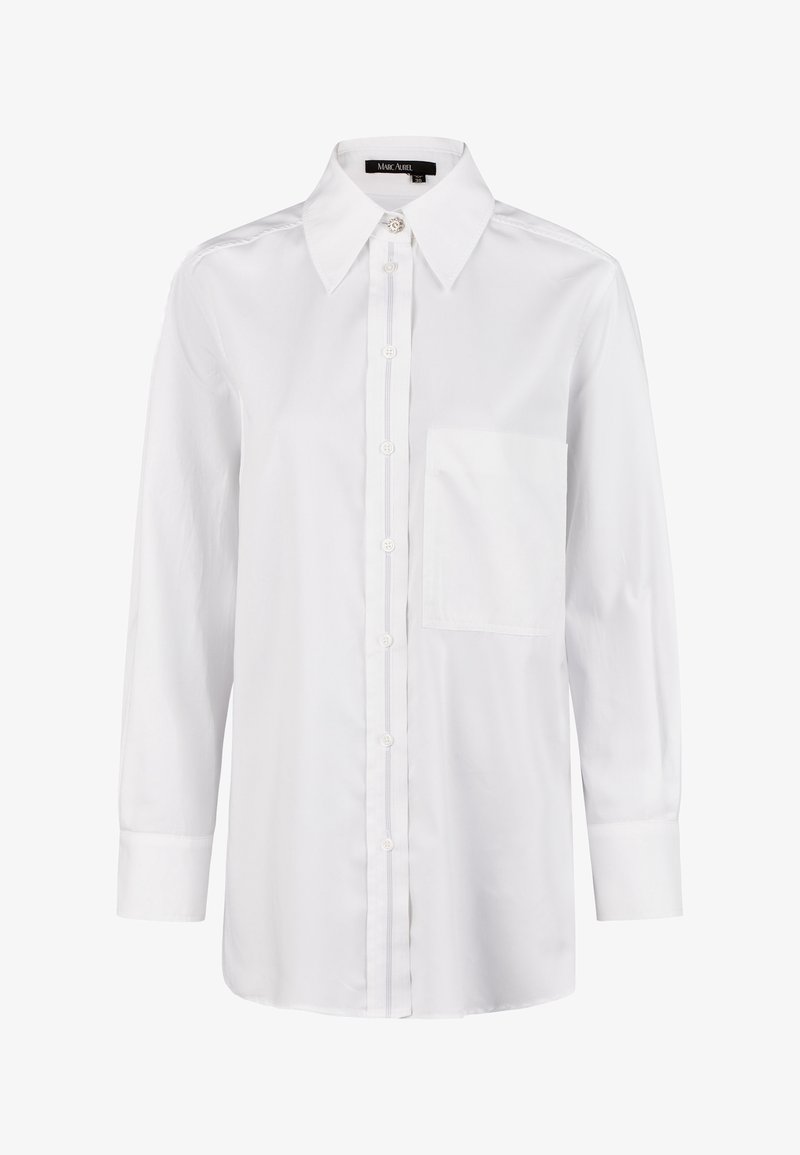 Chemise blanche à manches longues avec boutons, col pointu et poche poitrine, en tissu lisse, avec étiquette de marque à l'intérieur du col.