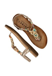 Sandales plates avec une semelle en faux cuir marron. Les sangles présentent une finition métallique dorée et des sections colorées et ornées de motifs avec un embellissement circulaire.