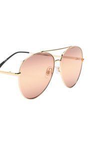 Różowe okulary awiatory z metalową złotą oprawą i czarnymi zausznikami. Posiadają regulowane poduszki nosowe dla wygody i dopasowania.