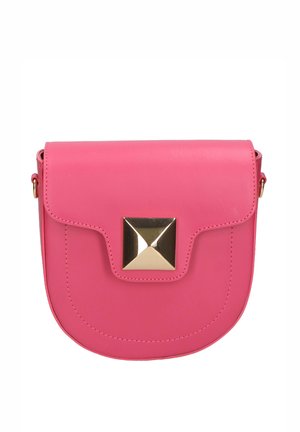 Kleine roze leren crossbodytas met afgeronde klep en vierkante sluiting van goudkleurig metaal aan de voorkant.