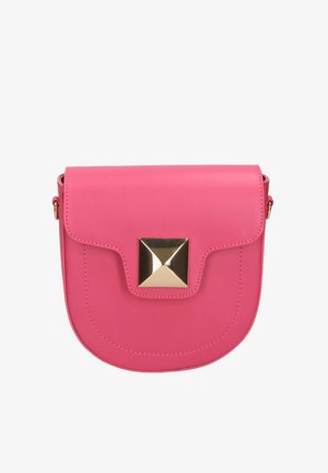 Kleine roze leren crossbodytas met afgeronde klep en vierkante sluiting van goudkleurig metaal aan de voorkant.