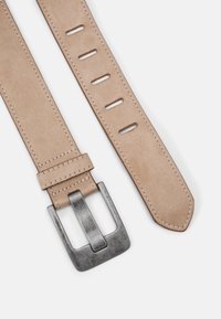 Hellbrauner Ledergürtel mit strukturiertem Finish, silberner Metallschnalle und mehreren Einstelllöchern entlang des Riemens für Größenvariationen.