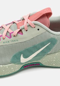 Nike Performance JUNIPER 3 - Zapatillas de trail running - jade horizon/pale ivory/bicoastal/red stardust/vivid grape