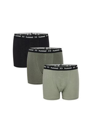 Tre par herre boxershorts i sort, mørkegrøn og lysegrøn med sorte linninger med mærket "hummel" i hvidt.