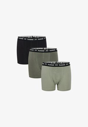 Tre par herre boxershorts i sort, mørkegrøn og lysegrøn med sorte linninger med mærket "hummel" i hvidt.