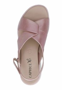 Svetlo roza sandala s prečnim trakastim dizajnom, nastavljivo slingback, teksturiran zgornji material in oblazinjen podplat. blagovna znamka: Caprice.