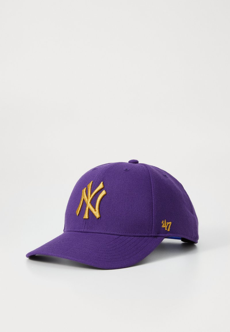 Casquette en tissu violet avec un bord courbé, ornée d'un logo NY brodé en doré et d'une petite étiquette jaune '47' sur le côté.