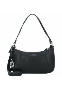 Bolso de mano de cuero negro con acabado texturizado, forma curva, correa de hombro ajustable y acento con logotipo en tono plateado. Cierre superior con cremallera.