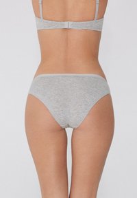 Šedé bavlněné bikinové kalhotky s hladkým elastickým pasem. Měkká textura, středně vysoký střih a minimální krytí. Jednoduchý a bezešvý design.