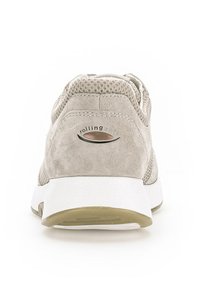 Grijze suede en mesh sportshoe met een witte zool, met een afgeronde vorm, texturen accenten en een logodetail op de hiel.