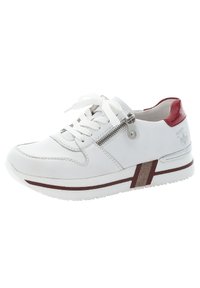 Weiße Ledersneaker mit einem roten lackierten Akzent, ausgestattet mit einem seitlichen Reißverschluss, strukturiertem Mittelsohlenbereich und kontrastierendem braunen Streifen. Mit Schnürsenkeln.