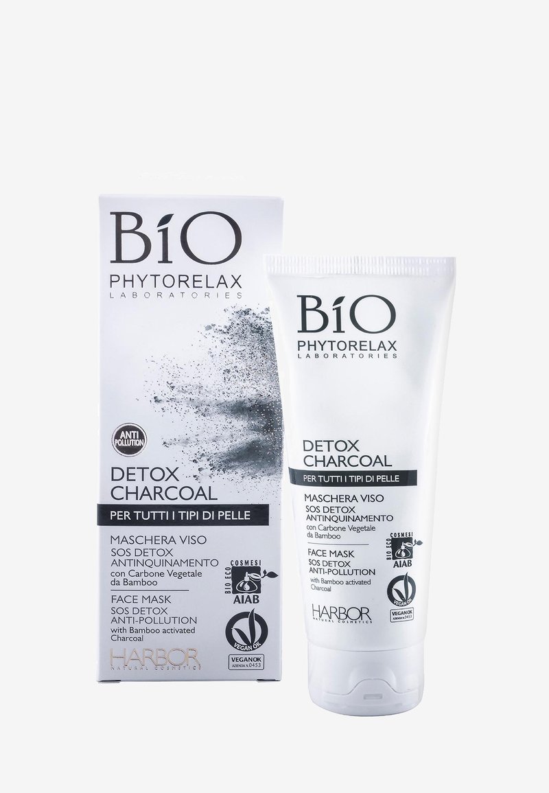 Aktivkolsdetox ansiktsmask i en vit tub med fliplock, med en låda som har grå detaljer och svart text. Ekologisk och vegansk certifierad.