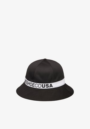 Zwarte emmerhoed met een gestructureerde stof, brede rand en een witte band met de zwarte opdruk "DC SHOE CO USA".