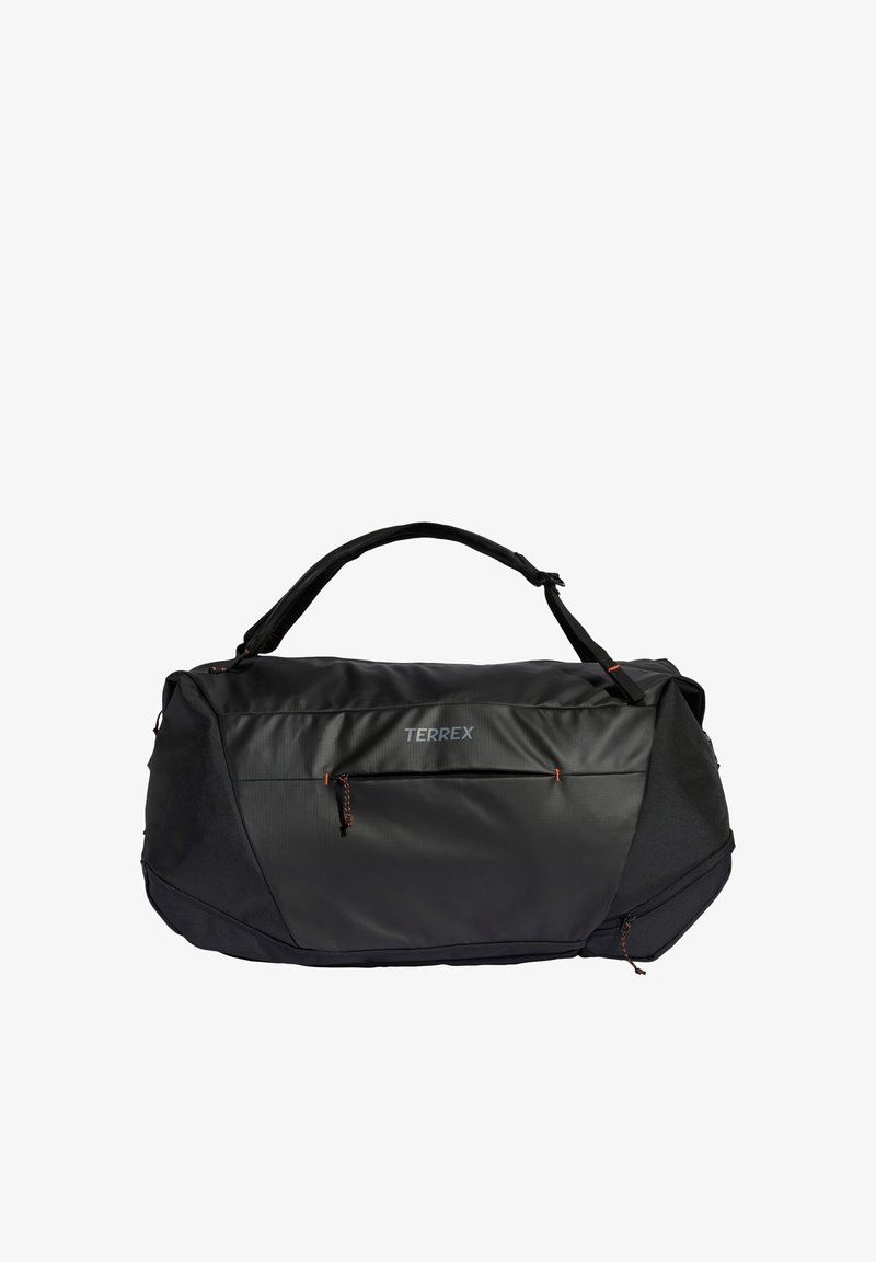 Sac de voyage noir en matériau durable avec une texture lisse. Comprend deux poches avant zippées et des accents orange. Poignée réglable.