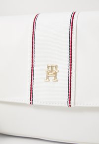 Tommy Hilfiger POPPY CROSSOVER - Keresztpántos táska - white