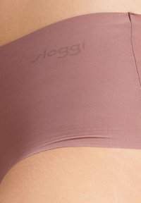 Lila naadloze bodysuit met geribbelde textuur, featuring een lage uitsnijding en subtiele logo op de tailleband, ideaal voor een soepele pasvorm.