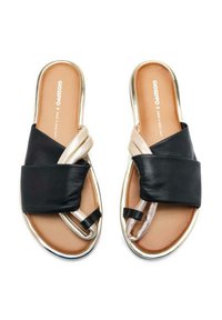 Sandalias de slide negras y doradas con parte superior de cuero, que presentan un diseño cruzado, una textura suave y una plantilla acolchada.