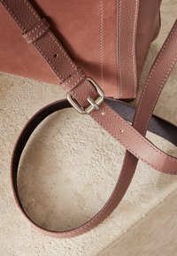 Next POCKET MESSENGER - REGULAR FIT - Rankinė per petį - pink