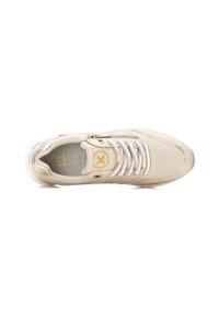 Zapatillas beige con parte superior texturizada, acentos metálicos y cordones blancos. Presenta un logo dorado y un cuello acolchado para mayor comodidad.