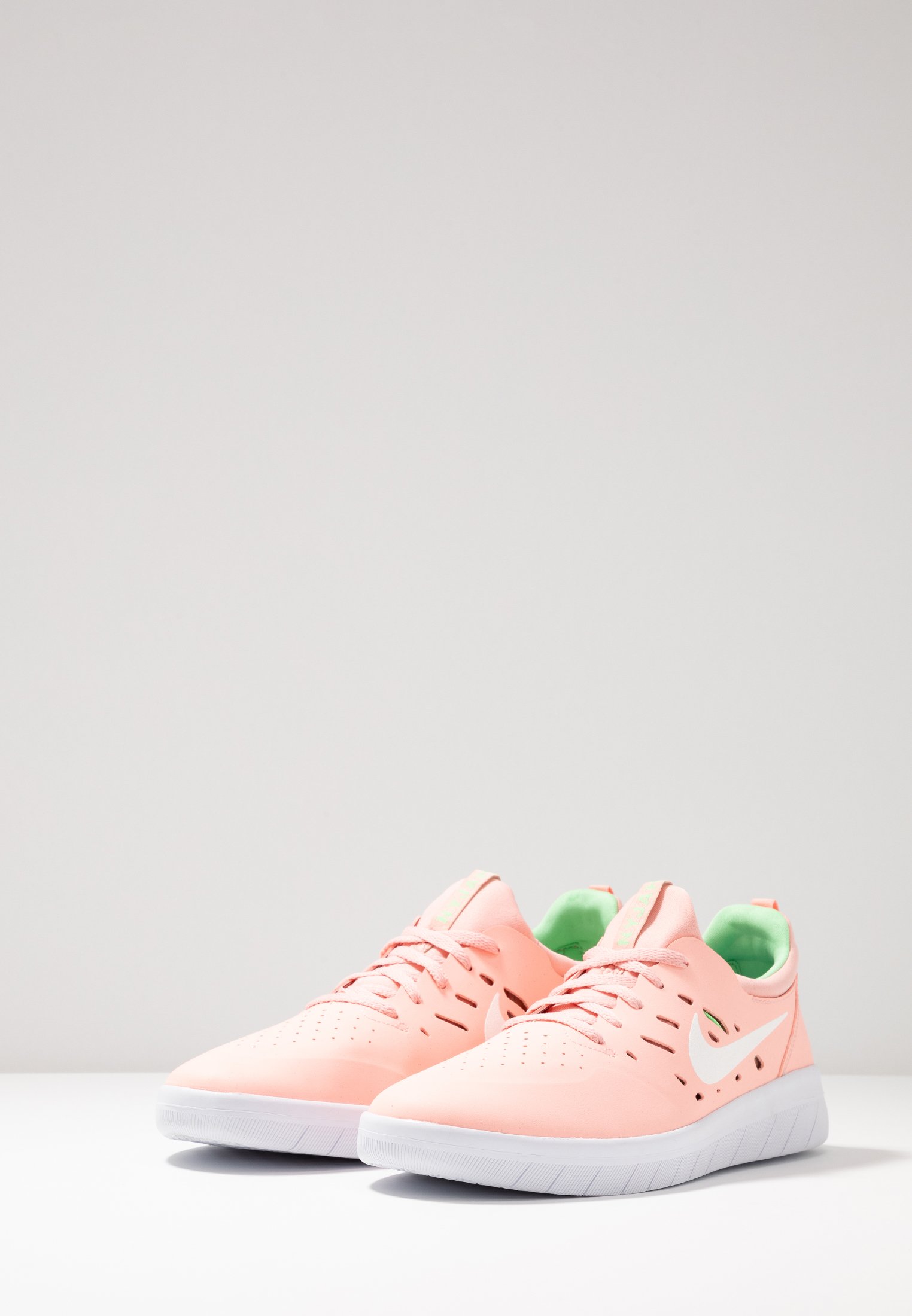Nike SB NYJAH FREE - Skateschoenen - bleached coral/white/aphid  green/donkerroze - Zalando.nl