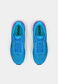 Baskets de course bleues avec une tige en mesh, semelle blanche, accents roses et branding HOKA. Elles disposent de lacets plats et d'une texture perforée pour une meilleure respirabilité.
