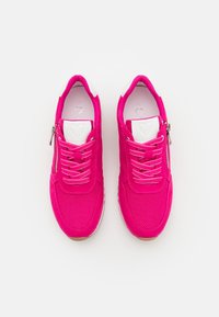 Lyse rosa sneakers med semsket og mesh-materialer, hvite detaljer, snøring og glidelåsdetalj på siden. Teksturert såle.