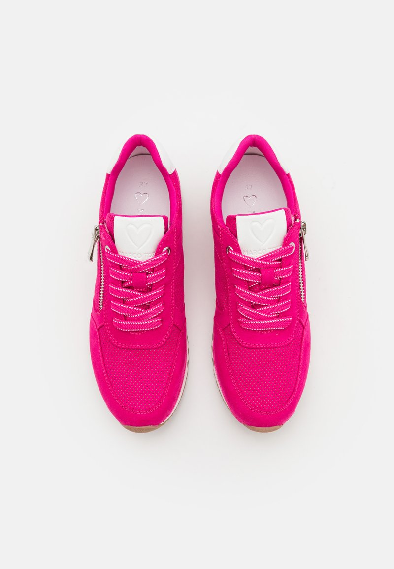 Sneaker fuchsia brillanti realizzati in camoscio e mesh, con accenti bianchi, design con lacci e dettaglio con zip laterale. Suole texturizzate.