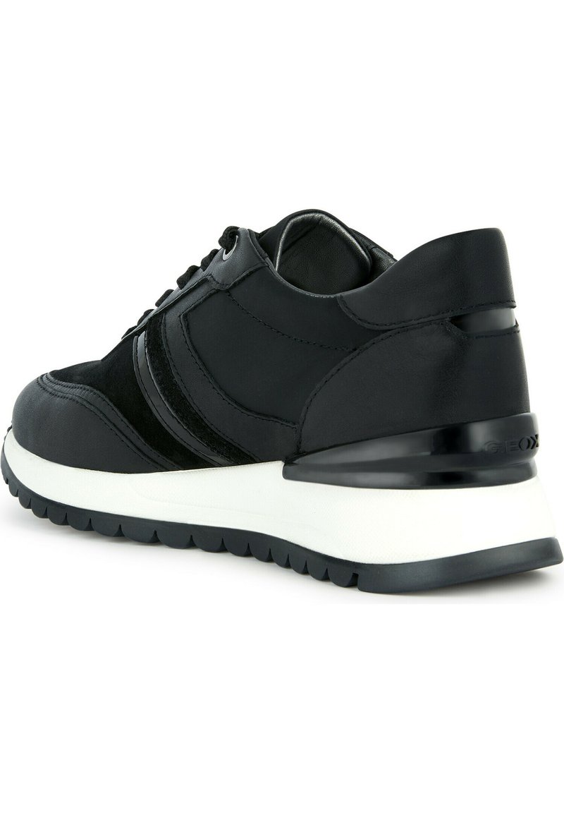 Sneaker nera in materiale pelle e suede, con un design elegante, suola intermedia bianca, dettagli testurizzati e un tallone imbottito.