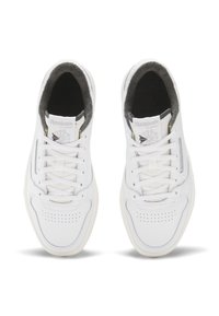 Valge Reebok Classic spordijalatsite paar, millel on niidid ja must sisepool, vaadatuna ülevalt valgel taustal.
