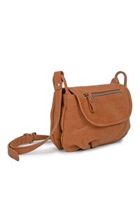 Braune Leder-Crossbody-Tasche mit Klappe, vorderer Reißverschlusstasche und verstellbarem Tragegurt; zeichnet sich durch eine weiche Textur und eine abgerundete Form aus.