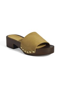 Open-toe platform sandalen met een bovenwerk van tan suede, houten blokhak en decoratieve gouden studs aan de zijkant. Gladde textuur en eenvoudig ontwerp.