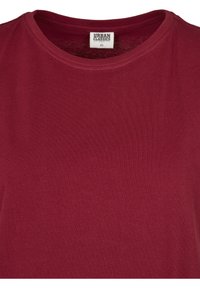 Rdeča bombažna majica z okroglim izrezom, kratkimi rokavi in gladko teksturo. Znotraj je vidna etiketa z imenom blagovne znamke in oznako velikosti.