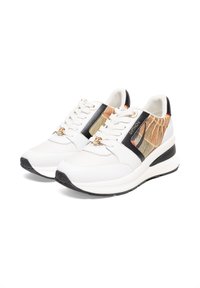 Białe buty sportowe z fakturowaną tkaniną, czarnymi akcentami i wzorzystym bocznym panelem. Posiadają złote przelotki i wyraźną podeszwę.